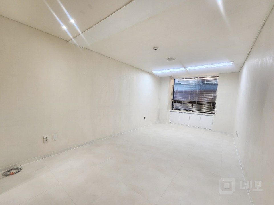 ★화이트 올 리모델링 8평수준의 사무실 매물의 3번째 사진