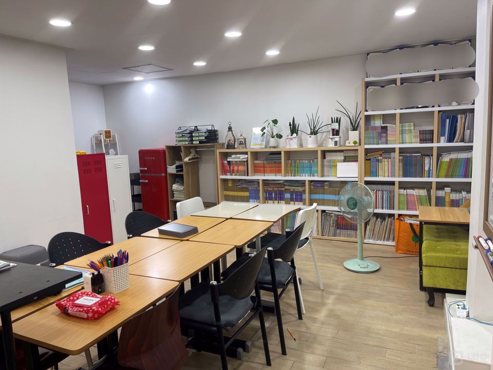 시흥동 아파트 단지 내, 인테리어 및 시설 깨끗한 교습소 매물의 2번째 사진